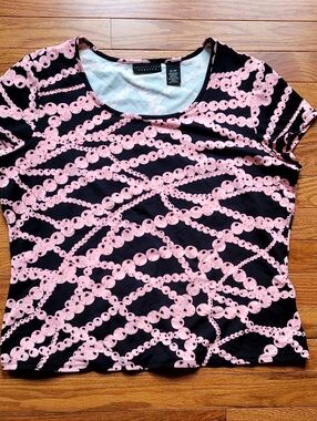 Apostrophe Stretch      Short-Sleeve Scoop Neck Top with Pink Chain Print. XL 18